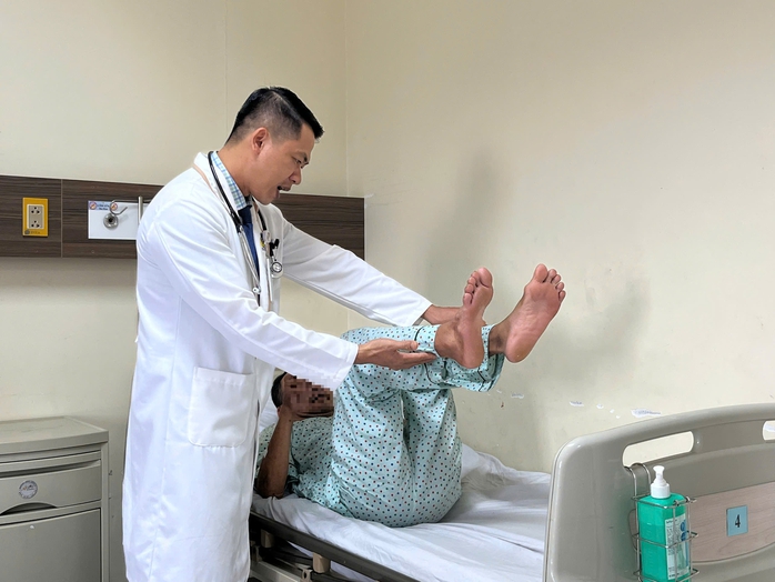 Chích lể đầu ngón tay chữa đột qụy: Câu chuyện suýt mất mạng ở TP HCM - Ảnh 1. Chích lể đầu ngón tay chữa đột qụy: Câu chuyện suýt mất mạng ở TP HCM - Ảnh 1.