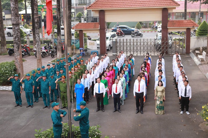 Chào cờ phường Bình Dương: Buổi lễ đặc biệt khơi dậy tinh thần trách nhiệm - Ảnh 1.