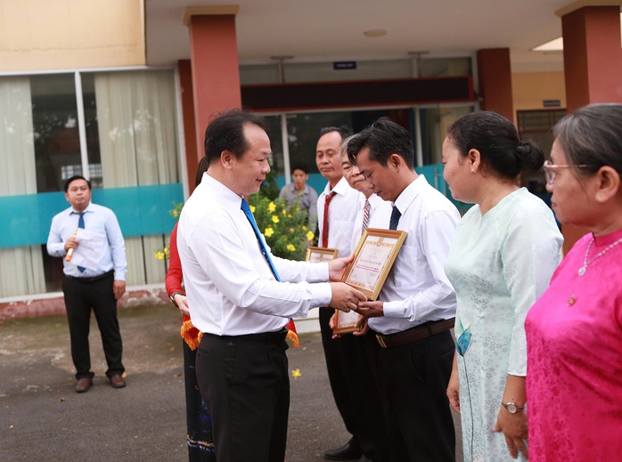 Chào cờ phường Bình Dương: Buổi lễ đặc biệt khơi dậy tinh thần trách nhiệm - Ảnh 2.