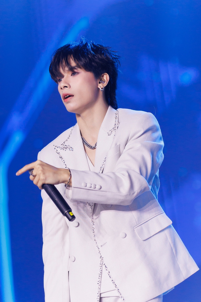Bạch Hồng Cường "đốn tim" fangirl với tạo hình hoàng tử và giọng ca ngọt lịm- Ảnh 4. Bạch Hồng Cường "đốn tim" fangirl với tạo hình hoàng tử và giọng ca ngọt lịm- Ảnh 4.