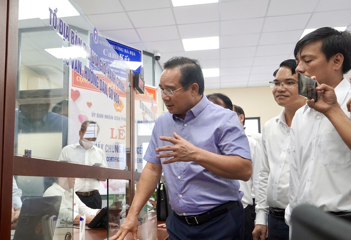 Hình ảnh Chủ tịch UBND TP HCM khảo sát tại Trung tâm Phục vụ hành chính công phường Bà Rịa- Ảnh 4. Hình ảnh Chủ tịch UBND TP HCM khảo sát tại Trung tâm Phục vụ hành chính công phường Bà Rịa- Ảnh 4.