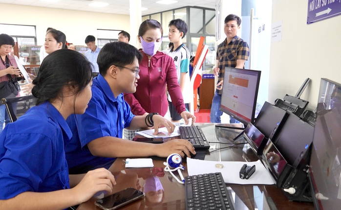 Hình ảnh Chủ tịch UBND TP HCM khảo sát tại Trung tâm Phục vụ hành chính công phường Bà Rịa- Ảnh 5. Hình ảnh Chủ tịch UBND TP HCM khảo sát tại Trung tâm Phục vụ hành chính công phường Bà Rịa- Ảnh 5.
