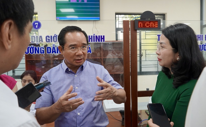 Hình ảnh Chủ tịch UBND TP HCM khảo sát tại Trung tâm Phục vụ hành chính công phường Bà Rịa- Ảnh 3. Hình ảnh Chủ tịch UBND TP HCM khảo sát tại Trung tâm Phục vụ hành chính công phường Bà Rịa- Ảnh 3.