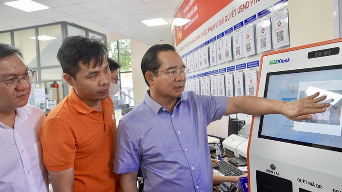 Hình ảnh Chủ tịch UBND TP HCM khảo sát tại Trung tâm Phục vụ hành chính công phường Bà Rịa- Ảnh 2. Hình ảnh Chủ tịch UBND TP HCM khảo sát tại Trung tâm Phục vụ hành chính công phường Bà Rịa- Ảnh 2.