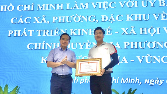 Chủ tịch UBND TP HCM tặng bằng khen cho người hùng cứu bé gái ở Vũng Tàu - Ảnh 1. Chủ tịch UBND TP HCM tặng bằng khen cho người hùng cứu bé gái ở Vũng Tàu - Ảnh 1.