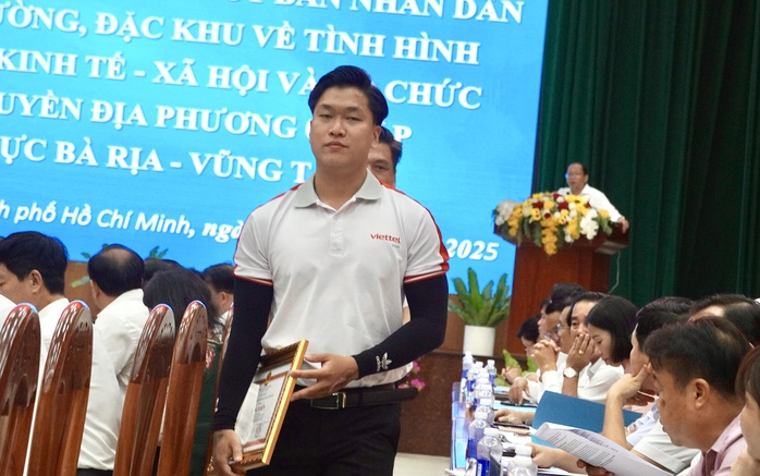 Chủ tịch UBND TP HCM tặng bằng khen cho người hùng cứu bé gái ở Vũng Tàu - Ảnh 2. Chủ tịch UBND TP HCM tặng bằng khen cho người hùng cứu bé gái ở Vũng Tàu - Ảnh 2.