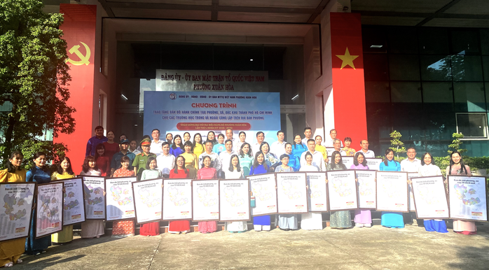 Đầu tuần, phường Xuân Hòa - TP HCM tặng món quà đặc biệt cho học sinh- Ảnh 1. Đầu tuần, phường Xuân Hòa - TP HCM tặng món quà đặc biệt cho học sinh- Ảnh 1.