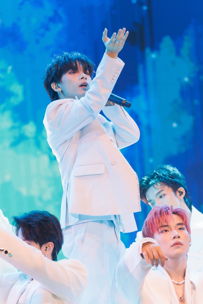 Bạch Hồng Cường "đốn tim" fangirl với tạo hình hoàng tử và giọng ca ngọt lịm- Ảnh 2. Bạch Hồng Cường "đốn tim" fangirl với tạo hình hoàng tử và giọng ca ngọt lịm- Ảnh 2.