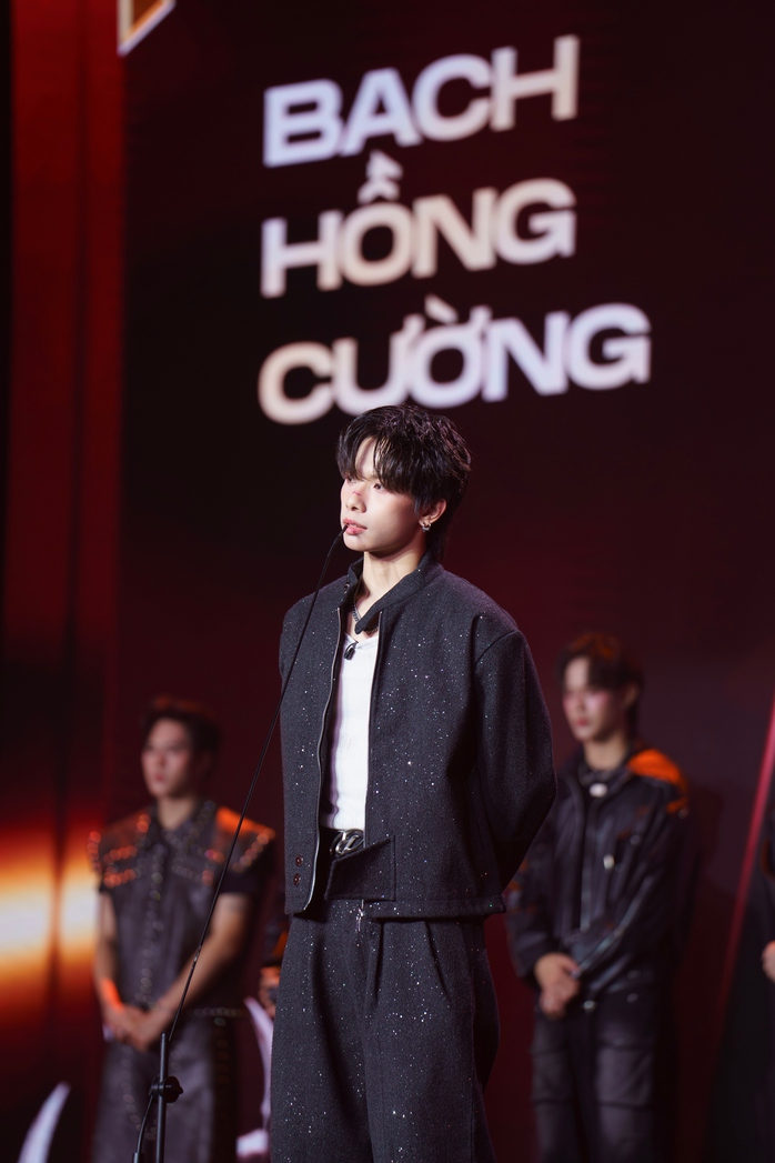 Bạch Hồng Cường "đốn tim" fangirl với tạo hình hoàng tử và giọng ca ngọt lịm- Ảnh 3. Bạch Hồng Cường "đốn tim" fangirl với tạo hình hoàng tử và giọng ca ngọt lịm- Ảnh 3.