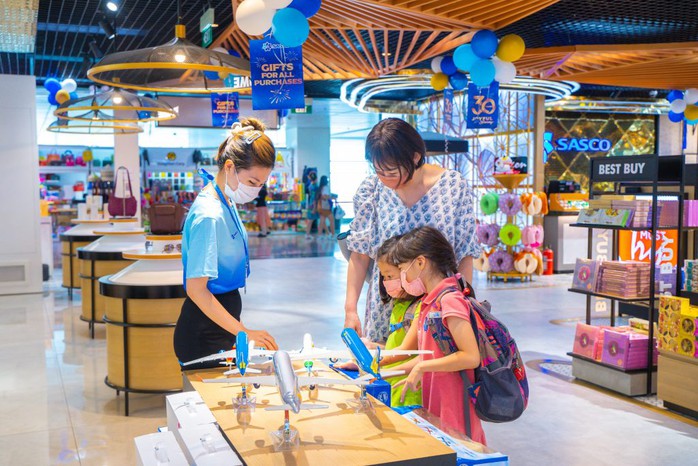 Kiếm cả trăm tỉ đồng nhờ bán đồ ăn, trà sữa, hàng miễn thuế...- Ảnh 1.