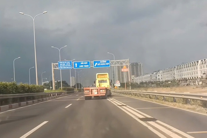Xác minh xe đầu kéo lạng lách , đánh võng trên cao tốc TP HCM - Ảnh 1. Xác minh xe đầu kéo lạng lách , đánh võng trên cao tốc TP HCM - Ảnh 1.