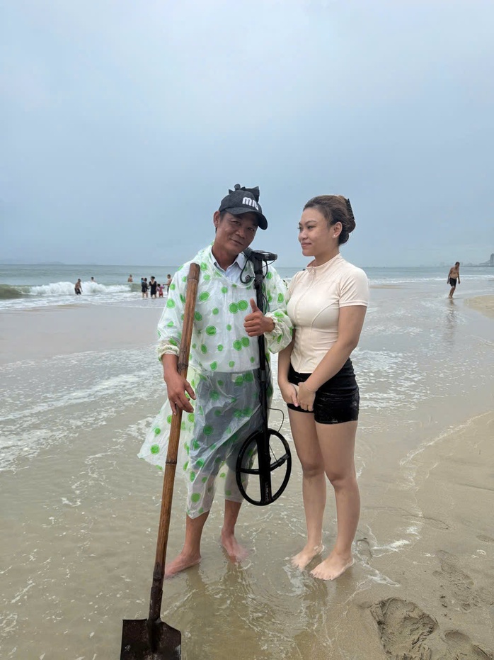 Đà Nẵng thưởng "nóng" người vượt 30 km tìm nhẫn kim cương cho khách Úc- Ảnh 4. Đà Nẵng thưởng "nóng" người vượt 30 km tìm nhẫn kim cương cho khách Úc- Ảnh 4.