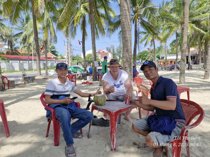 Đà Nẵng thưởng "nóng" người vượt 30 km tìm nhẫn kim cương cho khách Úc- Ảnh 3. Đà Nẵng thưởng "nóng" người vượt 30 km tìm nhẫn kim cương cho khách Úc- Ảnh 3.