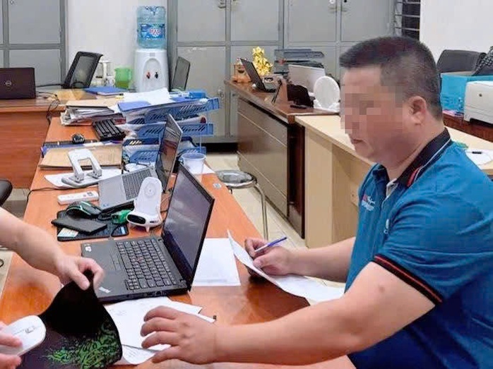 Công an mời tài xế đi vào làn khẩn cấp, rút chìa khóa xe khách lên làm việc- Ảnh 1. Công an mời tài xế đi vào làn khẩn cấp, rút chìa khóa xe khách lên làm việc- Ảnh 1.