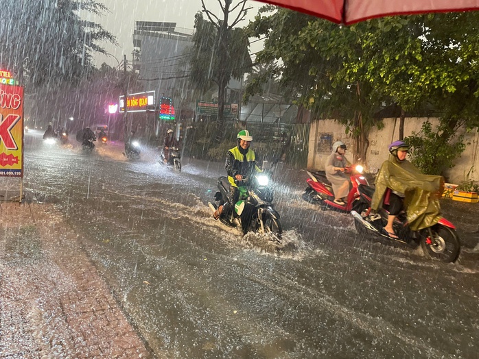 Mưa lớn bất ngờ đổ xuống TP HCM, nhiều tuyến đường đang ngập sâu, xe chết máy - Ảnh 10. Mưa lớn bất ngờ đổ xuống TP HCM, nhiều tuyến đường đang ngập sâu, xe chết máy - Ảnh 10.