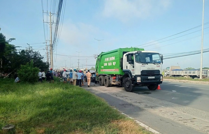Vĩnh Long: 2 người chết thảm vì ôtô tông vào xe chở rác đang dừng lề phải- Ảnh 1. Vĩnh Long: 2 người chết thảm vì ôtô tông vào xe chở rác đang dừng lề phải- Ảnh 1.