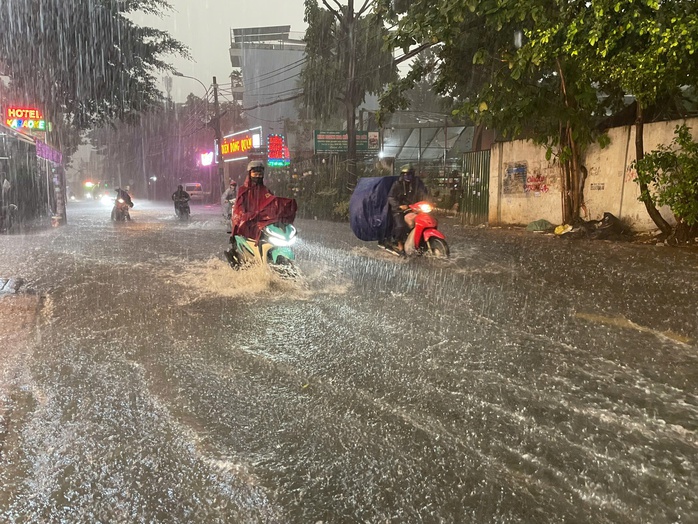 Mưa lớn bất ngờ đổ xuống TP HCM, nhiều tuyến đường đang ngập sâu, xe chết máy - Ảnh 8. Mưa lớn bất ngờ đổ xuống TP HCM, nhiều tuyến đường đang ngập sâu, xe chết máy - Ảnh 8.