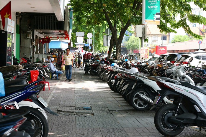 Người dân TP HCM chờ đề án thu phí vỉa hè mới- Ảnh 1. Người dân TP HCM chờ đề án thu phí vỉa hè mới- Ảnh 1.