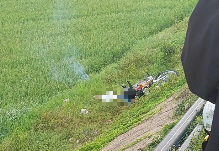 Phát hiện thi thể người đàn ông cùng xe máy dưới mép ruộng- Ảnh 1.