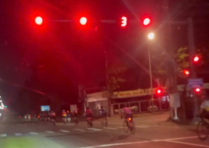 Khó tin đoàn người chạy xe đạp ngang nhiên vượt đèn đỏ trên đường Mỹ Phước - Tân Vạn - Ảnh 1.