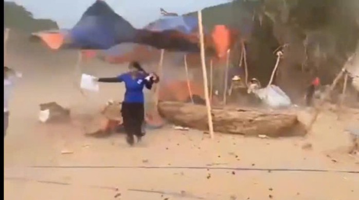 VIDEO: Người dân hô hoán nhau bỏ chạy khi lốc xoáy bất ngờ ập đến - Ảnh 1.