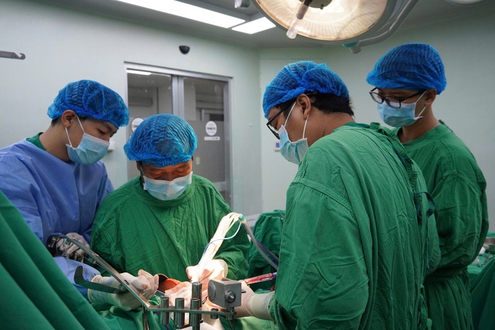Bệnh nhân ung thư gan đầu tiên ở miền Tây được phẫu thuật bằng thiết bị đặc biệt- Ảnh 2.