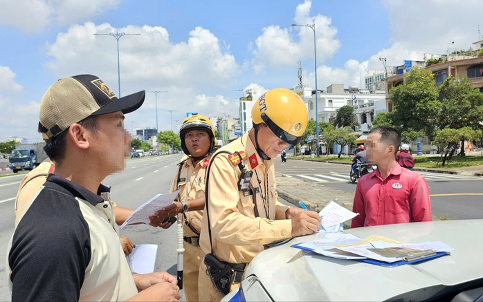 CSGT TP HCM phạt tài xế xe khách vì lỗi không thắt dây an toàn - Ảnh 2.