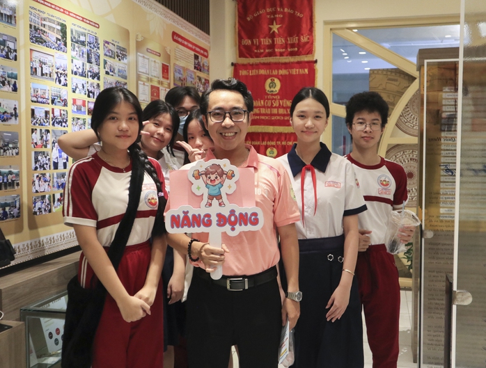 Phụ huynh ở TP HCM sốt ruột, mong tựu trường sớm để nghỉ Tết dài hơn!- Ảnh 1. Phụ huynh ở TP HCM sốt ruột, mong tựu trường sớm để nghỉ Tết dài hơn!- Ảnh 1.