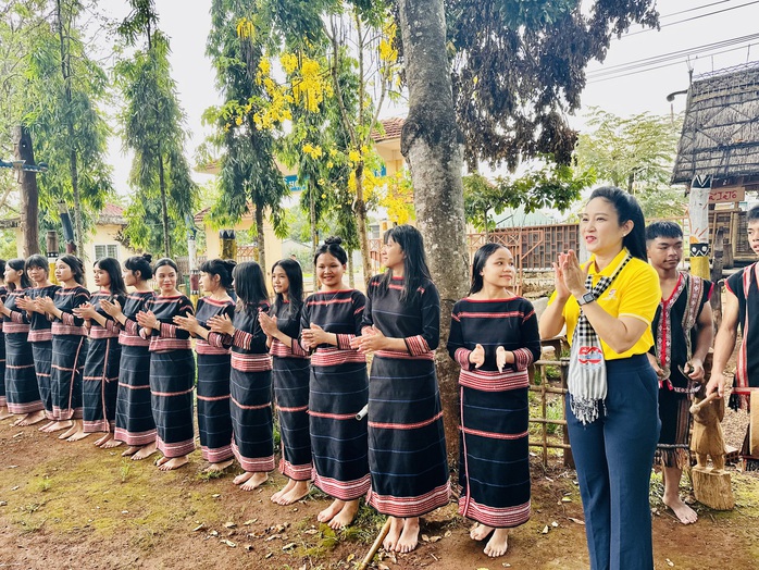 Giữ gìn bản sắc văn hóa dân tộc- Ảnh 1. Giữ gìn bản sắc văn hóa dân tộc- Ảnh 1.