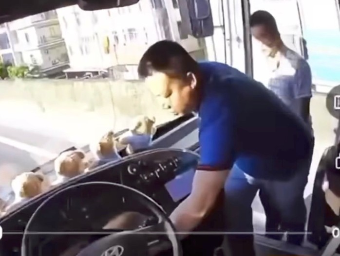Tạm giữ hình sự tài xế đi vào làn khẩn cấp, rút chìa khóa xe khách - Ảnh 1.