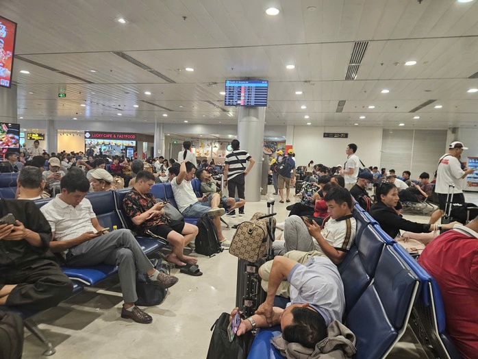 Mưa giông bất ngờ ở TP HCM, hàng loạt chuyến bay bị ảnh hưởng- Ảnh 2. Mưa giông bất ngờ ở TP HCM, hàng loạt chuyến bay bị ảnh hưởng- Ảnh 2.