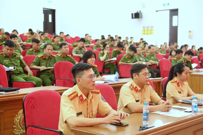 Sau sáp nhập, Công an TP HCM đã đăng ký xe cho gần 1.900 hồ sơ tại khu vực 2- Ảnh 2. Sau sáp nhập, Công an TP HCM đã đăng ký xe cho gần 1.900 hồ sơ tại khu vực 2- Ảnh 2.