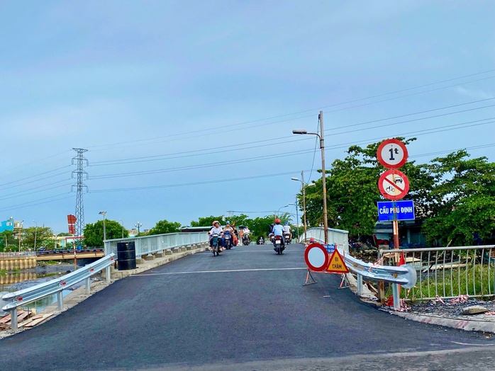 Cầu Phú Định mở rộng, người dân đi lại dễ thở hơn - Ảnh 3.