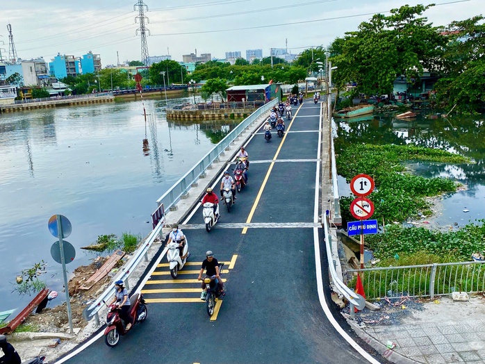 Cầu Phú Định mở rộng, người dân đi lại dễ thở hơn - Ảnh 1.