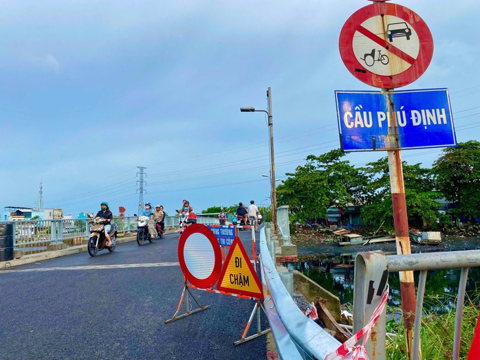 Cầu Phú Định mở rộng, người dân đi lại dễ thở hơn - Ảnh 4.