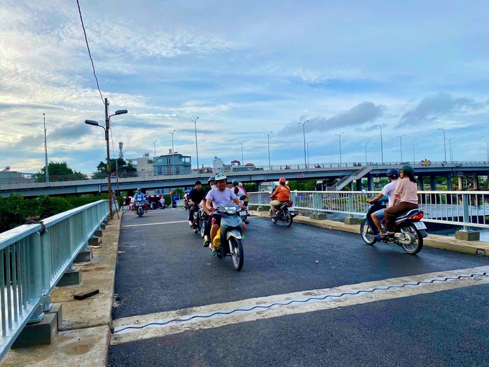 Cầu Phú Định mở rộng, người dân đi lại dễ thở hơn - Ảnh 2.