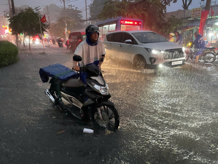 Mưa lớn bất ngờ đổ xuống TP HCM, nhiều tuyến đường đang ngập sâu, xe chết máy - Ảnh 7. Mưa lớn bất ngờ đổ xuống TP HCM, nhiều tuyến đường đang ngập sâu, xe chết máy - Ảnh 7.