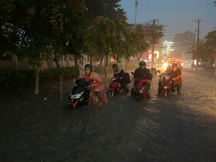 Mưa lớn bất ngờ đổ xuống TP HCM, nhiều tuyến đường đang ngập sâu, xe chết máy - Ảnh 1. Mưa lớn bất ngờ đổ xuống TP HCM, nhiều tuyến đường đang ngập sâu, xe chết máy - Ảnh 1.