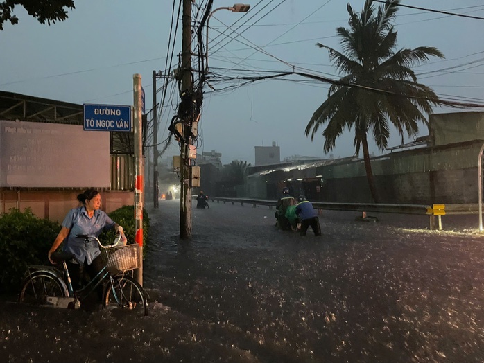 Mưa lớn bất ngờ đổ xuống TP HCM, nhiều tuyến đường đang ngập sâu, xe chết máy - Ảnh 2. Mưa lớn bất ngờ đổ xuống TP HCM, nhiều tuyến đường đang ngập sâu, xe chết máy - Ảnh 2.