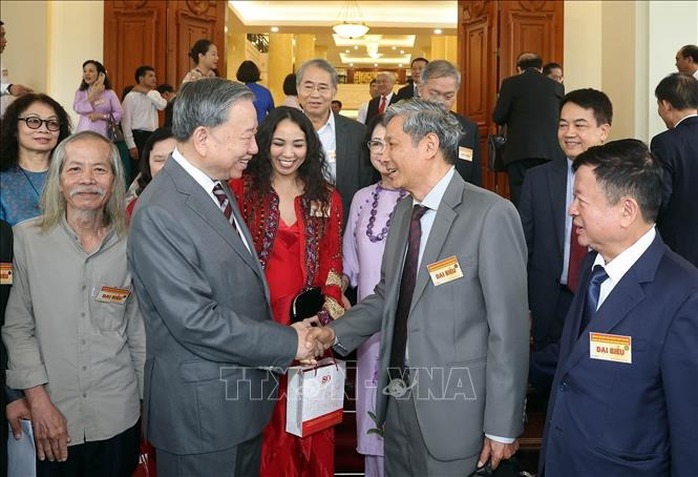Tổng Bí thư Tô Lâm: Trí thức, nhà khoa học, văn nghệ sĩ là mạch nguồn cho sự trường tồn của đất nước- Ảnh 4. Tổng Bí thư Tô Lâm: Trí thức, nhà khoa học, văn nghệ sĩ là mạch nguồn cho sự trường tồn của đất nước- Ảnh 4.