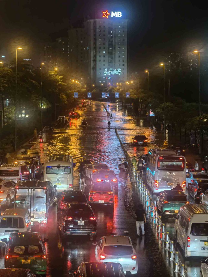 Ngập úng Hà Nội kéo dài do mưa lớn khiến giao thông hỗn loạn trên đường Võ Chí Công - Ảnh 1. Ngập úng Hà Nội kéo dài do mưa lớn khiến giao thông hỗn loạn trên đường Võ Chí Công - Ảnh 1.