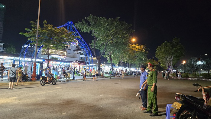 Đà Nẵng: Rác ùn ứ sau “phố đêm”, hình ảnh phản cảm vào mỗi sáng- Ảnh 7. Đà Nẵng: Rác ùn ứ sau “phố đêm”, hình ảnh phản cảm vào mỗi sáng- Ảnh 7.