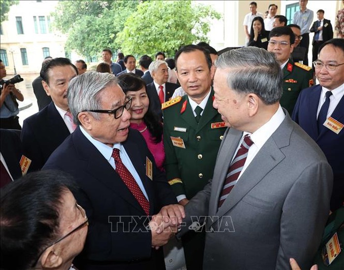 Tổng Bí thư Tô Lâm: Trí thức, nhà khoa học, văn nghệ sĩ là mạch nguồn cho sự trường tồn của đất nước- Ảnh 5. Tổng Bí thư Tô Lâm: Trí thức, nhà khoa học, văn nghệ sĩ là mạch nguồn cho sự trường tồn của đất nước- Ảnh 5.