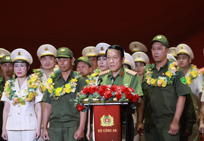 Thủ tướng Phạm Minh Chính: Công an nhân dân là "điểm tựa bình yên" của nhân dân- Ảnh 4. Thủ tướng Phạm Minh Chính: Công an nhân dân là "điểm tựa bình yên" của nhân dân- Ảnh 4.