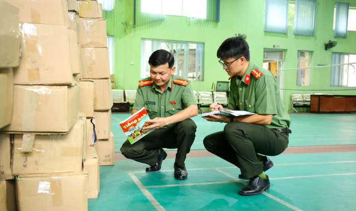 Phá đường dây sản xuất, buôn bán 185.000 cuốn sách giáo khoa giả, bắt một giám đốc- Ảnh 1.