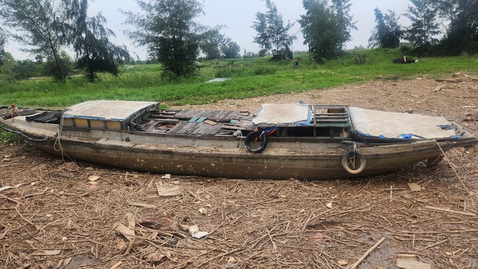 Hà Tĩnh: Hàng trăm tấn rác bao vây cảng cá và khu neo đậu tránh trú bão- Ảnh 3. Hà Tĩnh: Hàng trăm tấn rác bao vây cảng cá và khu neo đậu tránh trú bão- Ảnh 3.