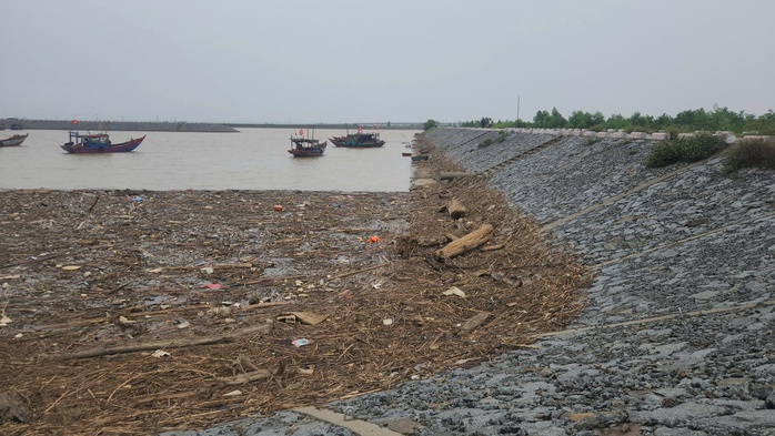 Hà Tĩnh: Hàng trăm tấn rác bao vây cảng cá và khu neo đậu tránh trú bão- Ảnh 6. Hà Tĩnh: Hàng trăm tấn rác bao vây cảng cá và khu neo đậu tránh trú bão- Ảnh 6.