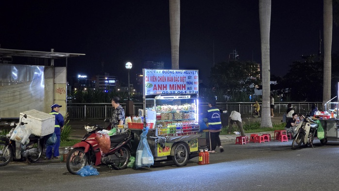 Đà Nẵng: Rác ùn ứ sau “phố đêm”, hình ảnh phản cảm vào mỗi sáng- Ảnh 4. Đà Nẵng: Rác ùn ứ sau “phố đêm”, hình ảnh phản cảm vào mỗi sáng- Ảnh 4.