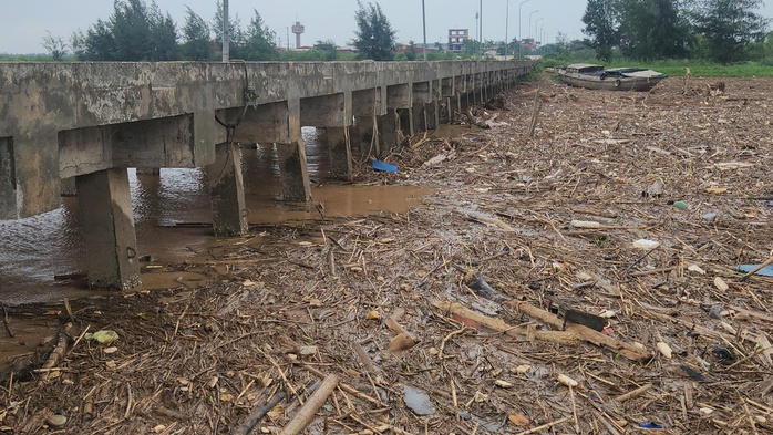 Hà Tĩnh: Hàng trăm tấn rác bao vây cảng cá và khu neo đậu tránh trú bão- Ảnh 10. Hà Tĩnh: Hàng trăm tấn rác bao vây cảng cá và khu neo đậu tránh trú bão- Ảnh 10.