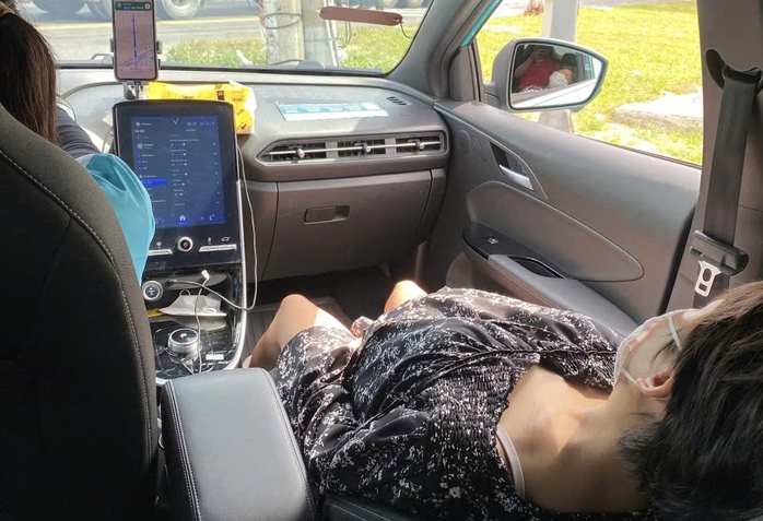 Nữ tài xế taxi hốt hoảng chứng kiến khách "vỡ ối" trên xe - Ảnh 1.